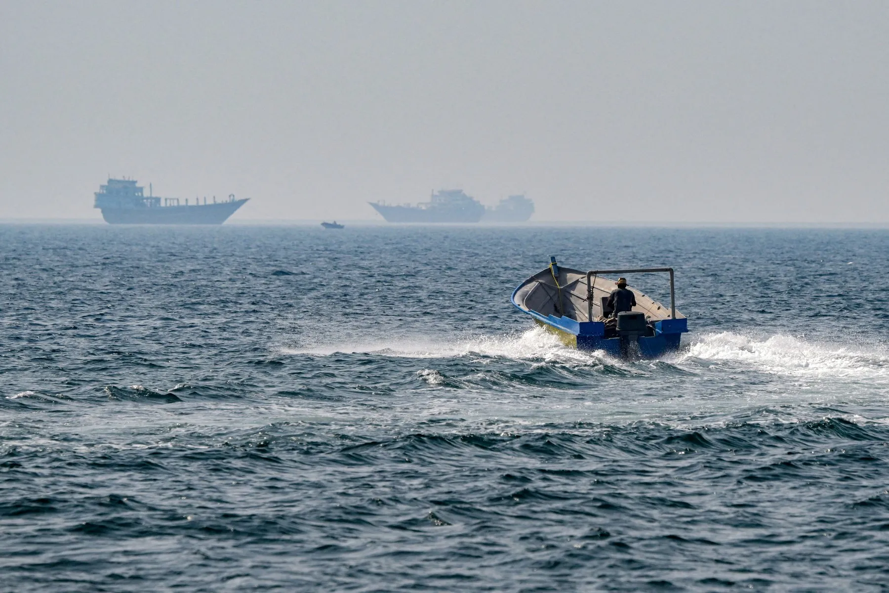 La navigazione nello Stretto di Hormuz è ferma nonostante il cessate il fuoco tra Stati Uniti e Iran