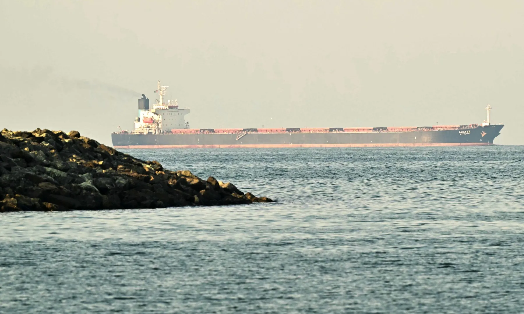 Le petroliere escono dallo Stretto di Hormuz nel fragile cessate il fuoco tra Stati Uniti e Iran