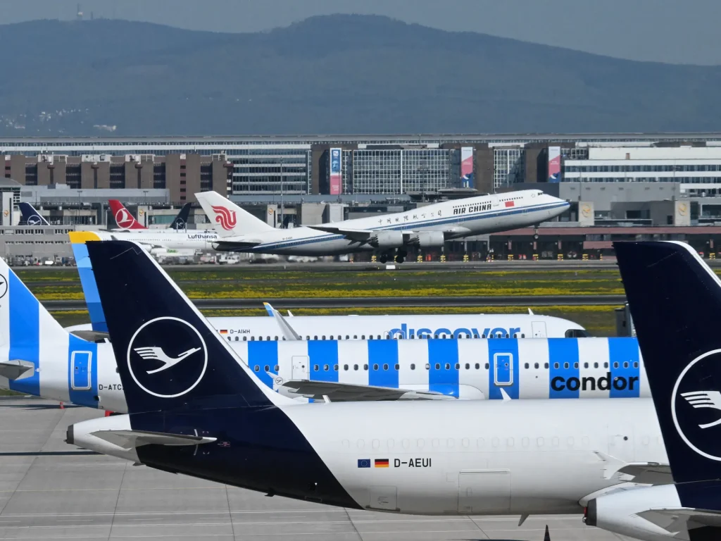 Lufthansa taglia 20.000 voli mentre la guerra con l'Iran causa carenza di carburante per aerei