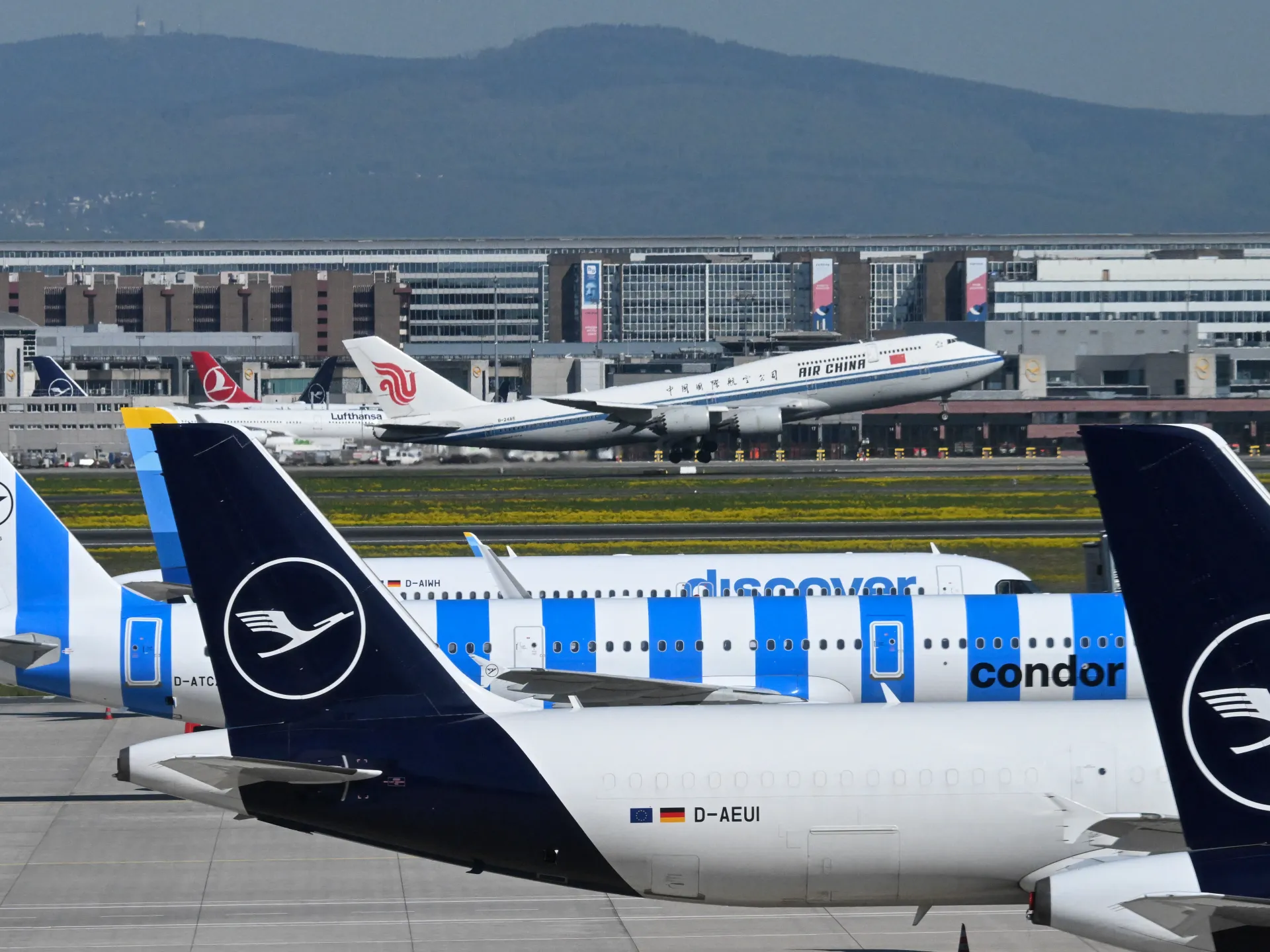 Lufthansa taglia 20.000 voli mentre la guerra con l'Iran causa carenza di carburante per aerei