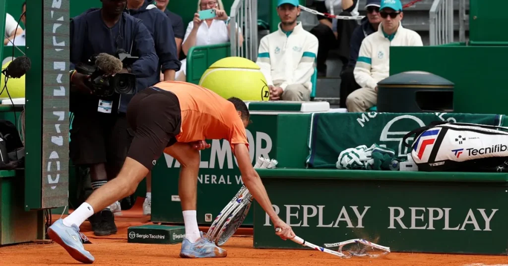 Medvedev battuto da Berrettini mentre le racchette si fracassavano nella sconfitta di Monte Carlo