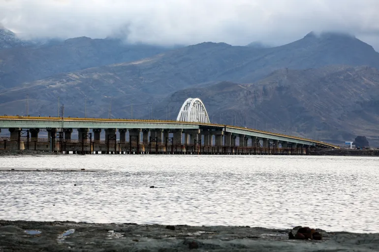 Questa foto scattata l'8 dicembre 2018 mostra una vista della strada rialzata Shahid Kalantari che attraversa il lago salato di Urmia, nel nord-ovest dell'Iran, che si era ridotto a causa di uno dei peggiori disastri ecologici degli ultimi 25 anni. Un tempo il lago più grande del Medio Oriente, il restringimento dell'Urmia sembra finalmente stabilizzarsi mentre i funzionari vedono l'inizio di una rinascita. Situato tra le montagne dell'Iran nord-occidentale e alimentato da 13 fiumi, è stato designato come sito di importanza internazionale ai sensi della Convenzione delle Nazioni Unite sulle zone umide del 1971. Secondo il Dipartimento dell’Ambiente delle Nazioni Unite, tra il 1995 e il 2013 una combinazione di siccità prolungata, sfruttamento eccessivo delle coltivazioni e dighe ha visto la superficie del lago ridursi di circa l’88% fino a raggiungere una superficie di soli 700 chilometri quadrati (km2). (Foto di ATTA KENARE/AFP)