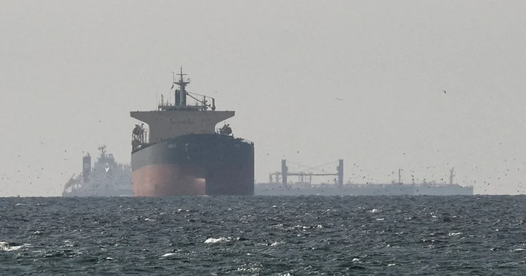 Petroliere sanzionate transitano nello Stretto di Hormuz nel mezzo del blocco statunitense