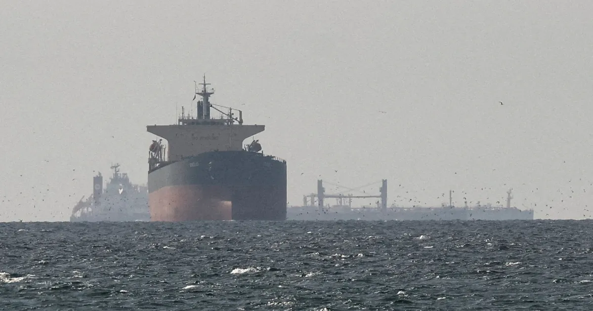 Petroliere sanzionate transitano nello Stretto di Hormuz nel mezzo del blocco statunitense