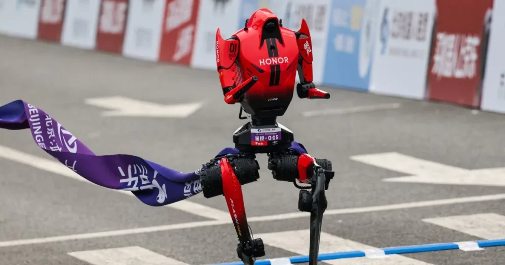 Robot umanoide batte il record mondiale della mezza maratona a Pechino