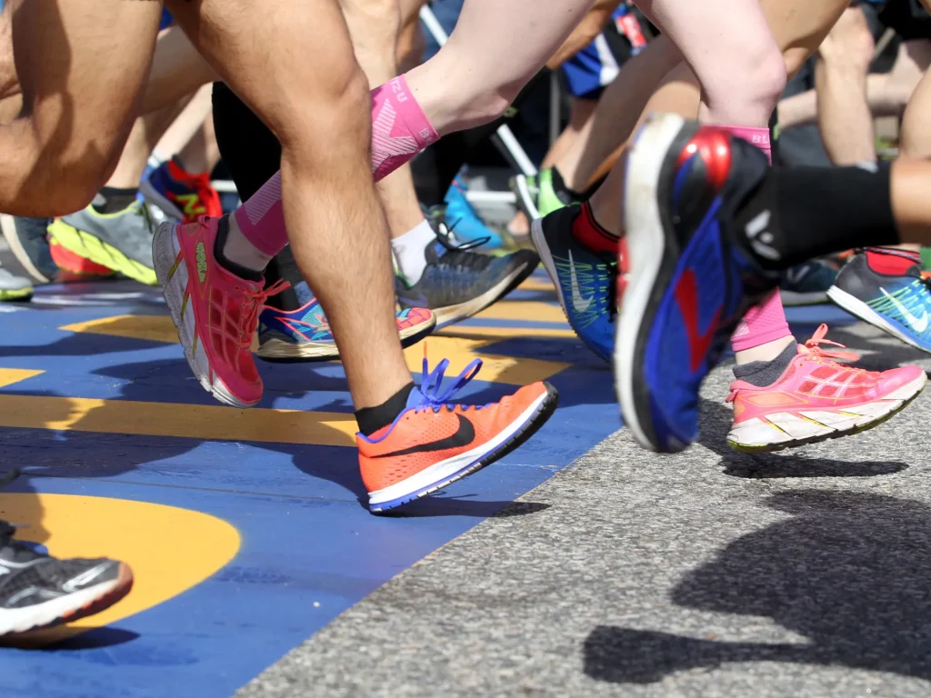 Uomini sorpresi a gareggiare come donne nella prestigiosa maratona sudafricana