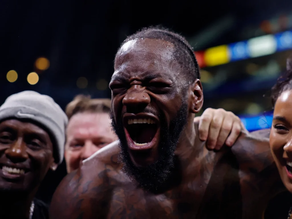 Wilder decide di mandare in pensione Chisora ​​in un caotico incontro di boxe dei pesi massimi