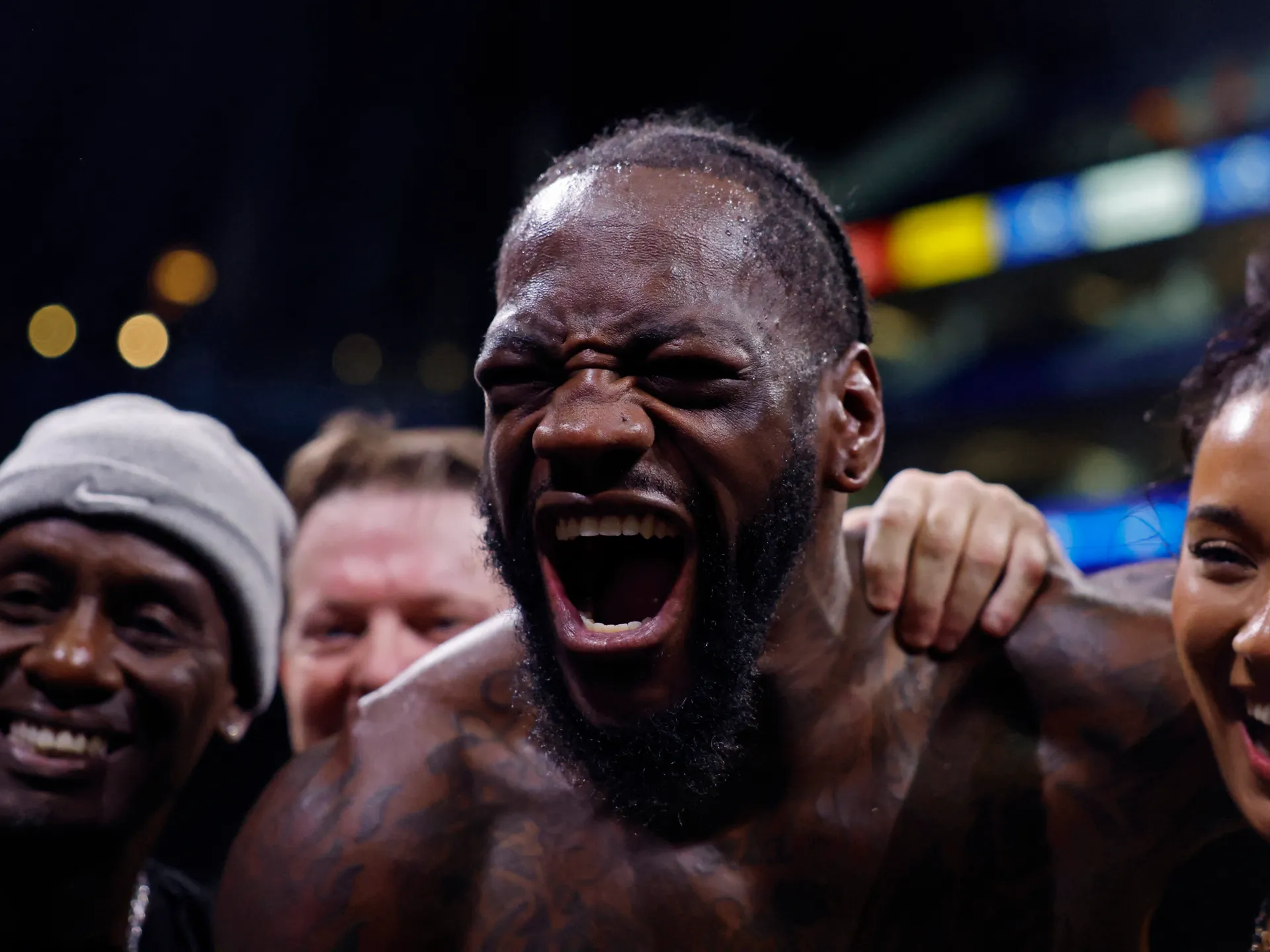 Wilder decide di mandare in pensione Chisora ​​in un caotico incontro di boxe dei pesi massimi