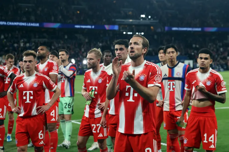 L'attaccante inglese n. 09 del Bayern Monaco Harry Kane applaude i suoi sostenitori con i compagni di squadra al termine della partita di calcio della semifinale di andata della UEFA Champions League tra Paris Saint-Germain (PSG) e Bayern Monaco al Parc des Princes di Parigi il 28 aprile 2026. (Foto di Alain JOCARD / AFP)