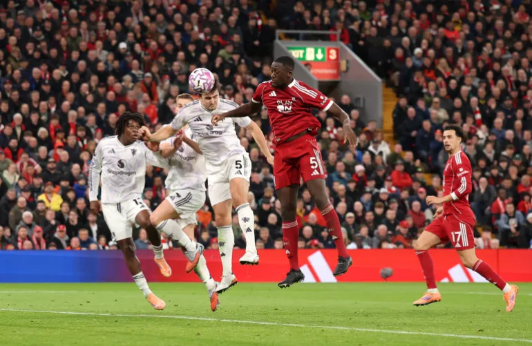 LIVERPOOL, INGHILTERRA - 19 OTTOBRE: Harry Maguire del Manchester United segna il secondo gol della sua squadra durante la partita della Premier League tra Liverpool e Manchester United ad Anfield il 19 ottobre 2025 a Liverpool, in Inghilterra. (Foto di Carl Recine/Getty Images)