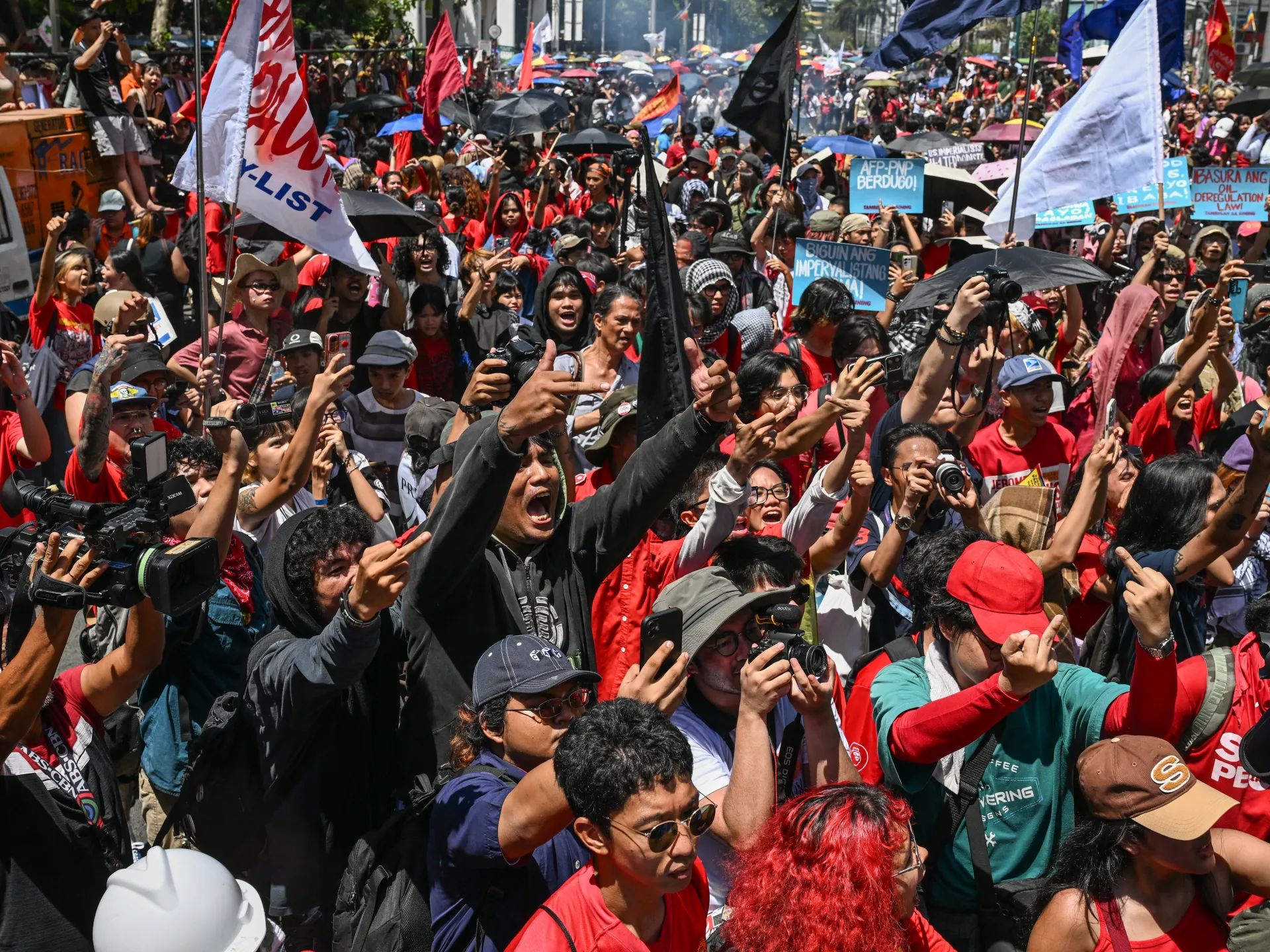 Manifestazioni in corso mentre i lavoratori si riuniscono per la Giornata internazionale del lavoro