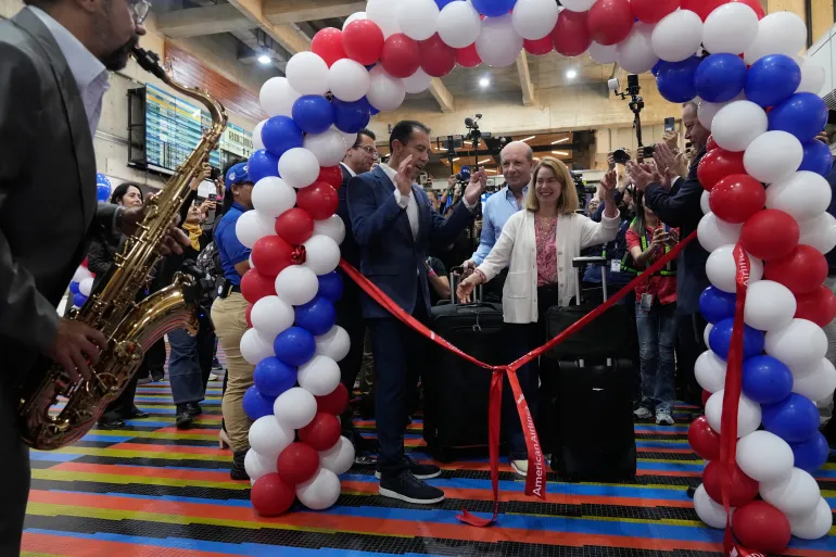 I passeggeri si mettono in fila per effettuare il check-in per un volo commerciale diretto negli Stati Uniti all'aeroporto internazionale Simon Bolivar di Maiquetia, 