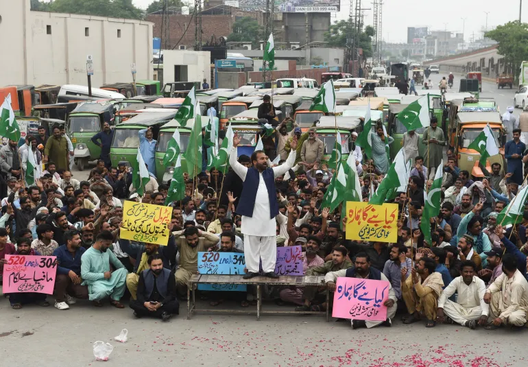 Gli autisti di risciò, insieme ai membri dell'Awami Rickshaw Union, prendono parte a una protesta contro l'aumento dei prezzi del carburante, nel mezzo del conflitto statunitense-israeliano con l'Iran, a Lahore, Pakistan, il 7 aprile 2026. REUTERS/Murtaza Ali