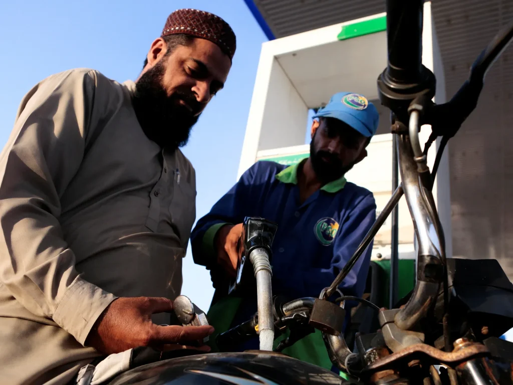 L’impennata dei prezzi del carburante in Pakistan minaccia la crisi economica e politica