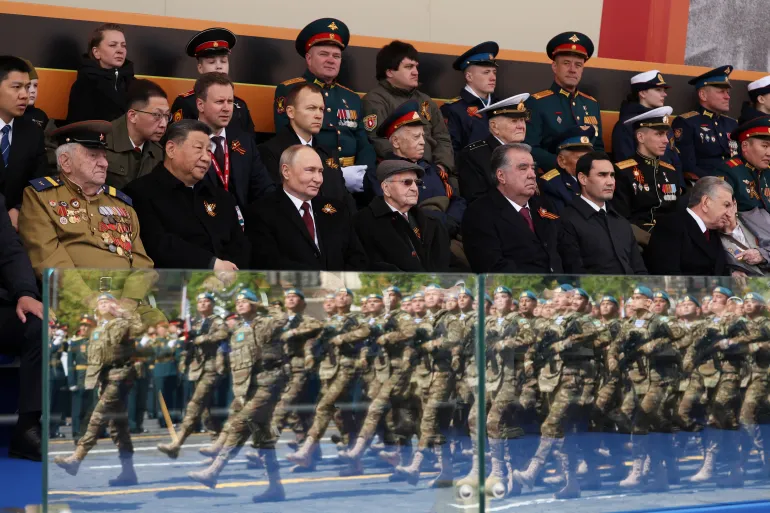 Spettatori, tra cui il presidente russo Vladimir Putin, il presidente cinese Xi Jinping, il presidente tagico Emomali Rahmon, il presidente turkmeno Serdar Berdimuhamedov e il presidente uzbeko Shavkat Mirziyoyev, partecipano a una parata militare nel Giorno della Vittoria, in occasione dell'80° anniversario della vittoria sulla Germania nazista nella seconda guerra mondiale, nella Piazza Rossa nel centro di Mosca, Russia, 9 maggio 2025. Sputnik/Vyacheslav Prokofyev/Pool via REUTERS ATTENZIONE REDATTORI: QUESTA IMMAGINE È STATA FORNITA DA TERZE PARTI.