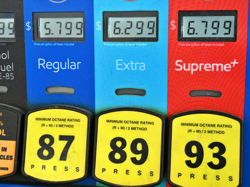 I prezzi del petrolio restano stabili poiché il piano di Trump per lo Stretto di Hormuz non riesce a calmare il mercato