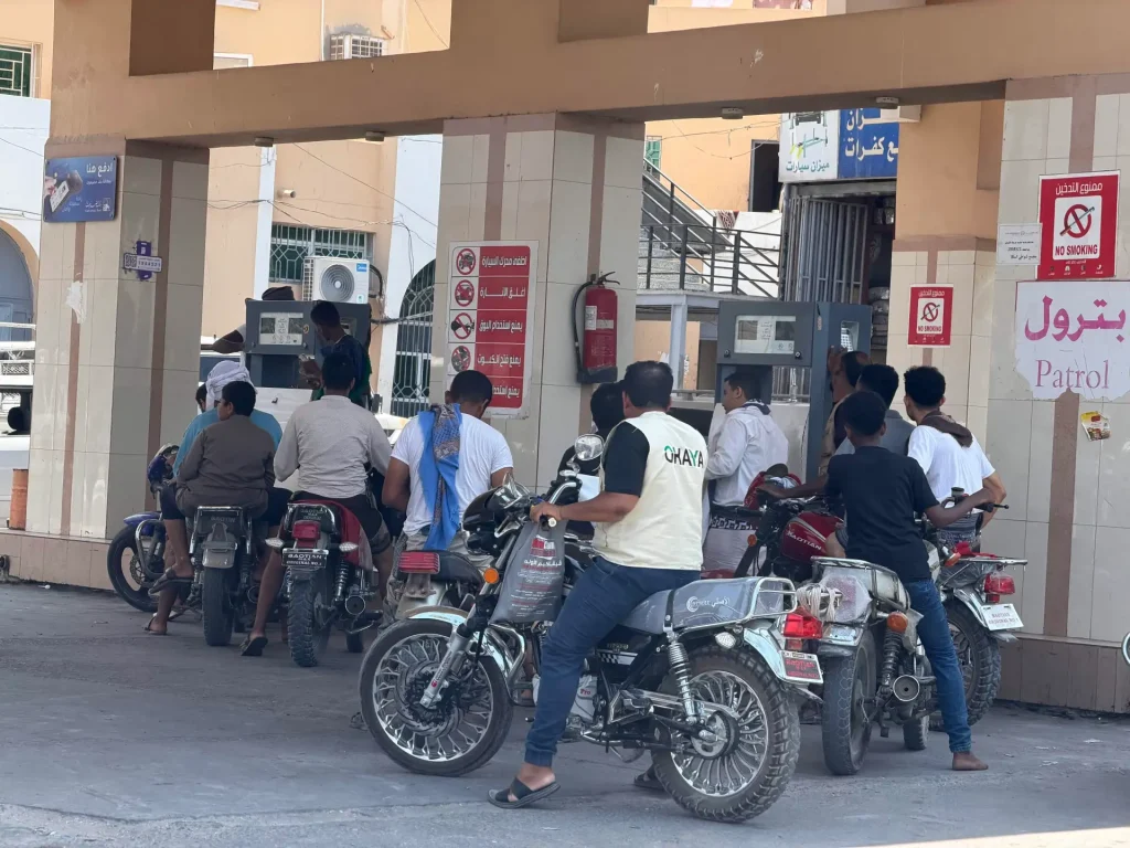 L’aumento dei prezzi del carburante in Yemen aggrava le difficoltà con l’aumento dei costi di trasporto