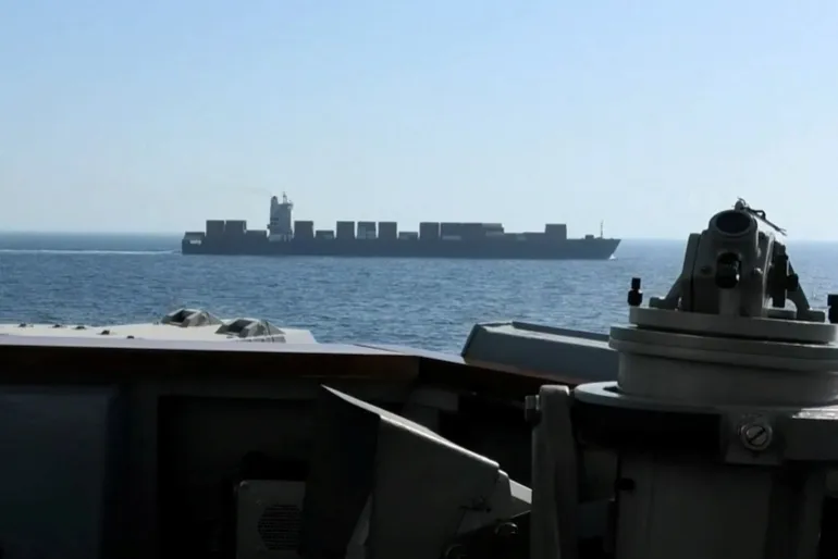 Una vista della nave da carico M/V Touska battente bandiera iraniana mentre il cacciatorpediniere missilistico guidato di classe Aegis della Marina statunitense Arleigh Burke USS Spruance conduce la sua intercettazione in una località indicata come il Mar Arabico settentrionale, in questa cattura dello schermo da un video rilasciato il 19 aprile 2026. CENTCOM/Handout tramite REUTERS QUESTA IMMAGINE È STATA FORNITA DA UNA TERZA PARTE. QUESTA IMMAGINE È STATA ELABORATA DA REUTERS PER MIGLIORARE LA QUALITÀ, UNA VERSIONE NON ELABORATA È STATA FORNITA SEPARATAMENTE. VERIFICA - Identità della nave confermata come Touska dalla forma che corrispondeva alle immagini della nave in file. -Data esatta non verificata ma non è stata trovata alcuna versione precedente pubblicata online prima del 19 aprile. -I dati di tracciamento della nave hanno mostrato la posizione più recente di Touska vicino al Golfo di Oman il 19 aprile.