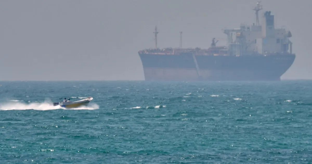 I prezzi del petrolio salgono mentre Stati Uniti e Iran si scontrano nello Stretto di Hormuz