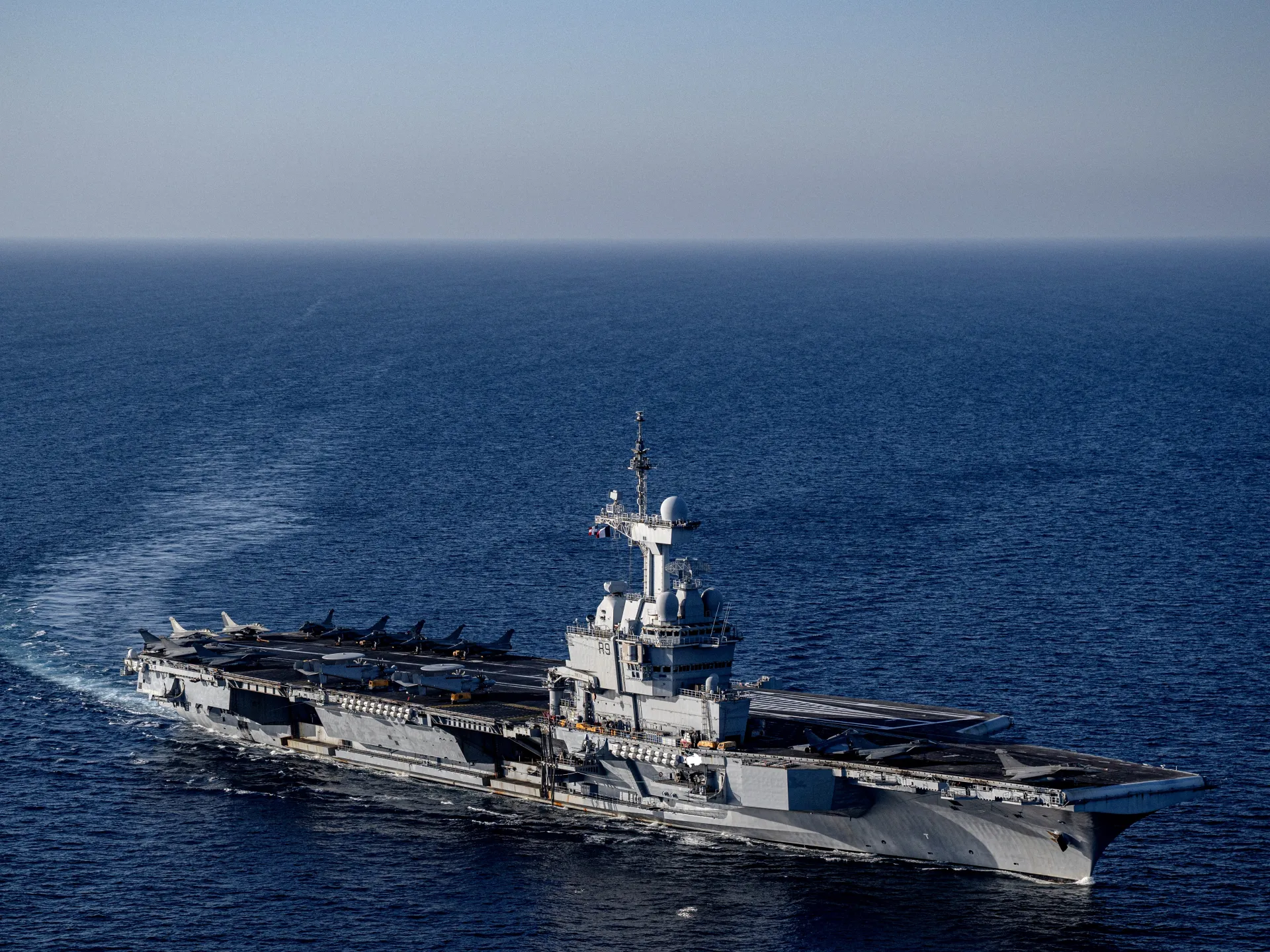 La nave da guerra francese si muove verso il Mar Rosso mentre Parigi osserva la missione Hormuz