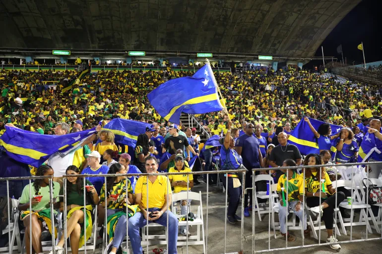 Calcio Calcio - Coppa del mondo FIFA - Qualificazioni CONCACAF - Gruppo B - Giamaica v Curacao - Stadio Nazionale Independence Park, Kingston, Giamaica - 18 novembre 2025 tifosi di Curacao e Giamaica negli stand prima della partita REUTERS/Gilbert Bellamy