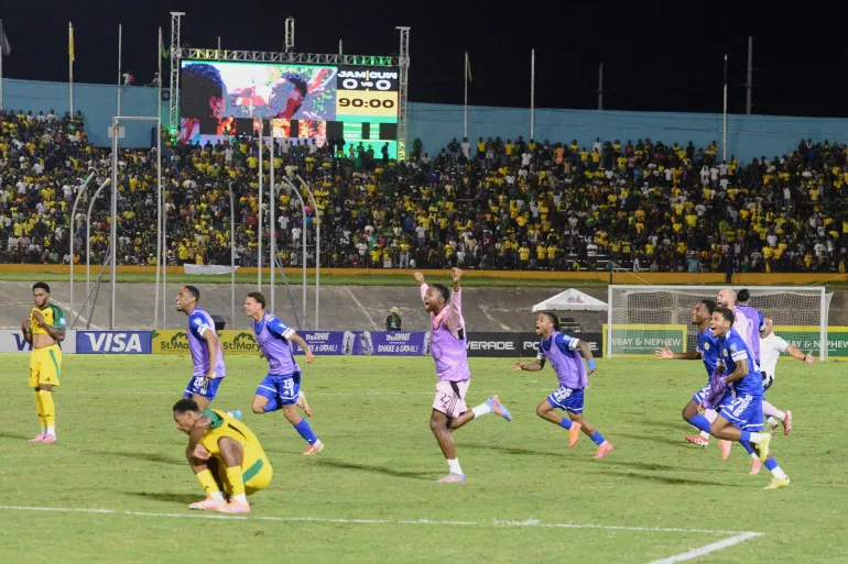 I giocatori di Curacao hanno esploso i festeggiamenti dopo aver costretto la Giamaica a un pareggio a reti inviolate, un risultato che ha confermato la loro qualificazione alla Coppa del Mondo [File: Collin Reid/AP]