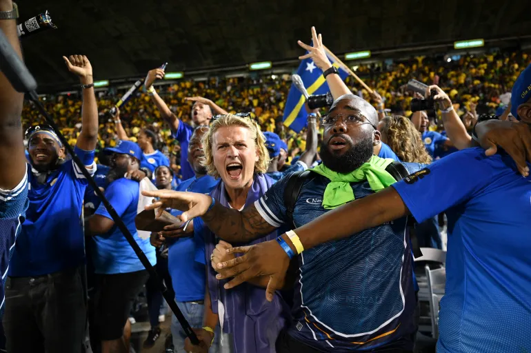 I tifosi di Curaçao festeggiano la qualificazione alla Coppa del Mondo 2026 dopo lo 0-0 contro la Giamaica allo Stadio Nazionale di Kingston, in Giamaica, il 18 novembre 2025. La piccola nazione caraibica di Curaçao è diventata la nazione più piccola che si sia mai qualificata per la Coppa del Mondo il 18 novembre, quando Haiti ha prenotato il suo ritorno al torneo per la prima volta in 52 anni insieme a Panama.