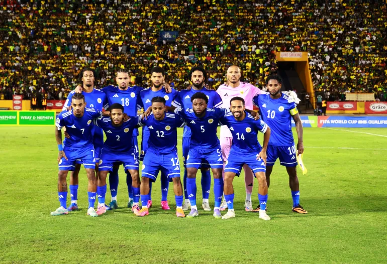Calcio Calcio - Coppa del mondo FIFA - Qualificazioni CONCACAF - Gruppo B - Giamaica v Curacao - Stadio Nazionale Independence Park, Kingston, Giamaica - 18 novembre 2025 i giocatori di Curacao posano per una foto di gruppo di squadra prima della partita REUTERS/Gilbert Bellamy