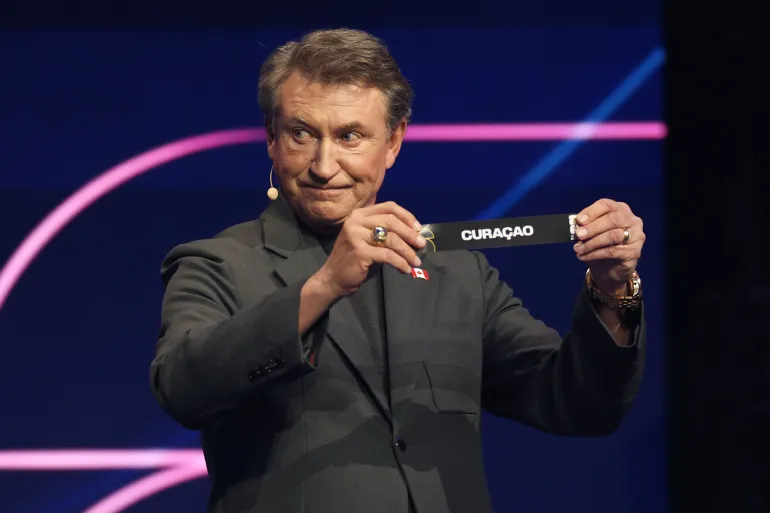 L'ex giocatore della NHL Wayne Gretzky mostra Curaçao durante il sorteggio per la Coppa del mondo di calcio 2026 al Kennedy Center di Washington, venerdì 5 dicembre 2025. (Dan Mullan/Pool Photo via AP)