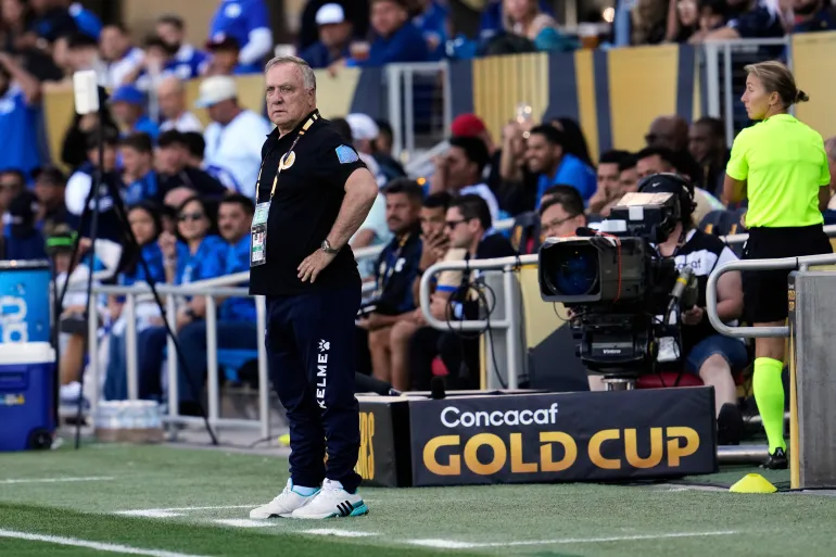 L'allenatore del Curacao Dick Advocaat guarda da bordo campo durante il primo tempo di una partita di calcio della CONCACAF Gold Cup contro El Salvador, martedì 17 giugno 2025, a San Jose, California (AP Photo/Godofredo A. Vásquez)