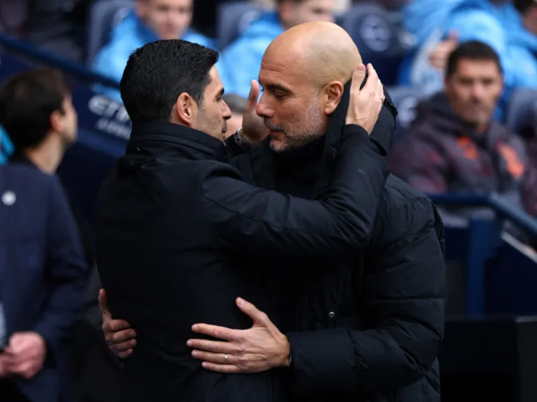 L'allenatore dell'Arsenal Mikel Arteta, a sinistra, e l'allenatore del City Pep Guardiola si abbracciano