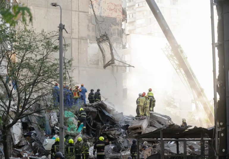 epa12956155 I soccorritori ucraini lavorano sul luogo di un attacco russo contro un edificio residenziale di nove piani a Kiev, Ucraina, il 14 maggio 2026, nel mezzo dell'invasione russa. Almeno tre persone sono state uccise e dieci risultano disperse, decine di altre (incluso un bambino di un mese) sono rimaste ferite dopo che un attacco russo combinato notturno con droni e missili ha colpito la capitale ucraina, secondo il Servizio statale di emergenza dell'Ucraina. EPA/SERGEY DOLZHENKO