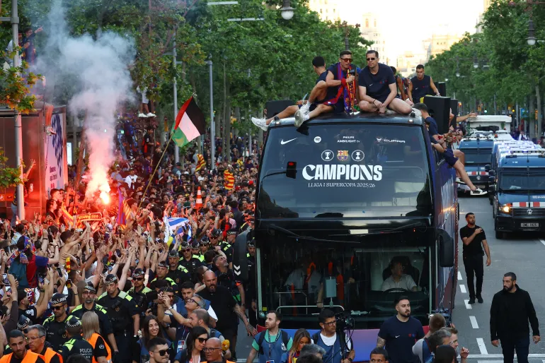 I giocatori del Barcellona sfilano sull'autobus mentre festeggiano la vittoria della Liga