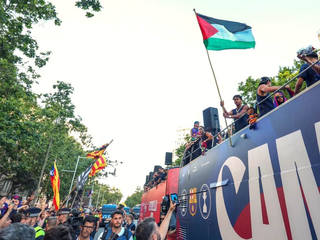 Lamine Yamal sventola la bandiera della Palestina mentre il Barcellona festeggia la vittoria della Liga