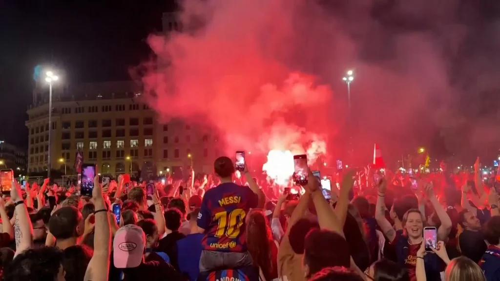 I tifosi del Barcellona festeggiano la vittoria del titolo della Liga a El Clasico