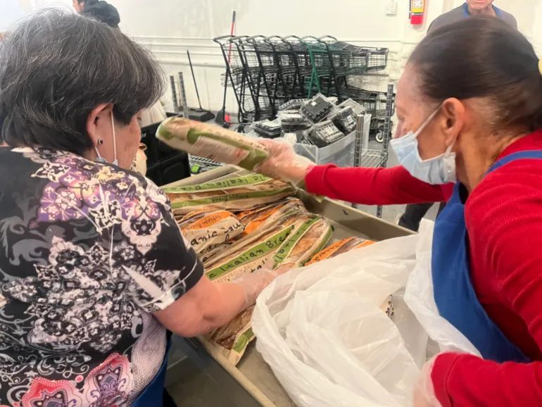 Cibo distribuito al banco alimentare La Ofrenda in California, USA