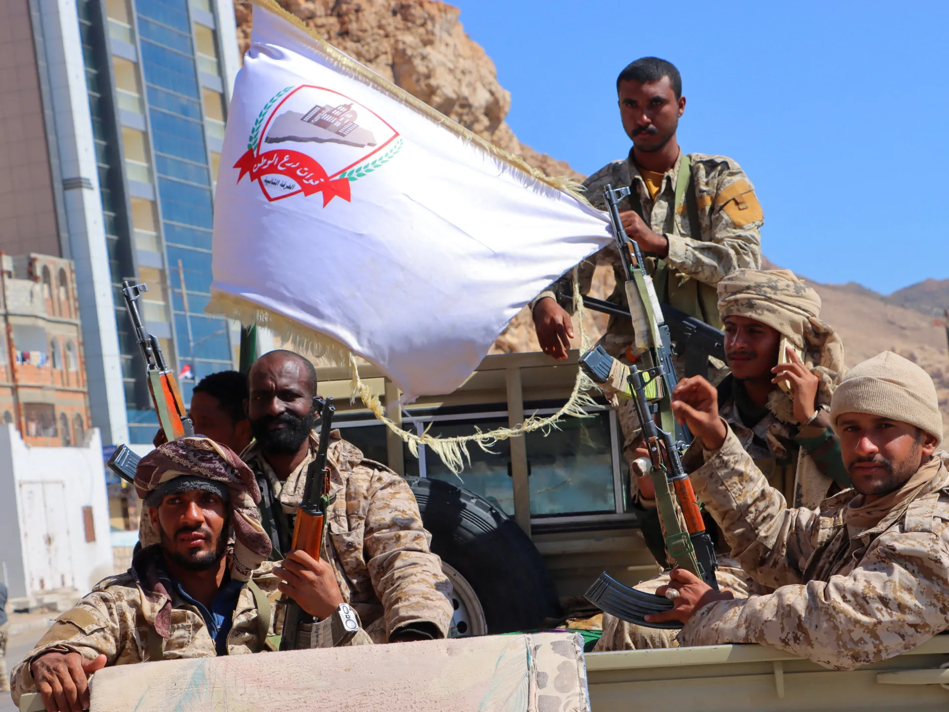 Le difficoltà finanziarie gravano sull’esercito dello Yemen mentre i soldati aspettano il salario