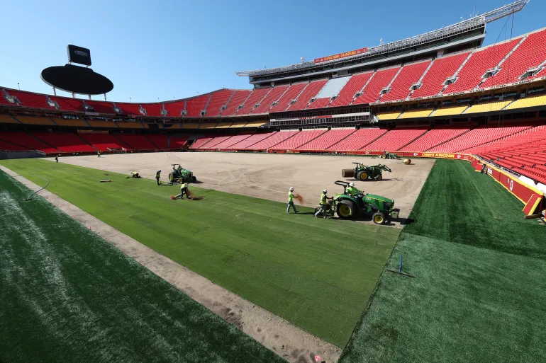 I lavoratori installano la zolla in vista della Coppa del Mondo 2026 al Kansas City Stadium il 21 aprile 2026 a Kansas City, Missouri