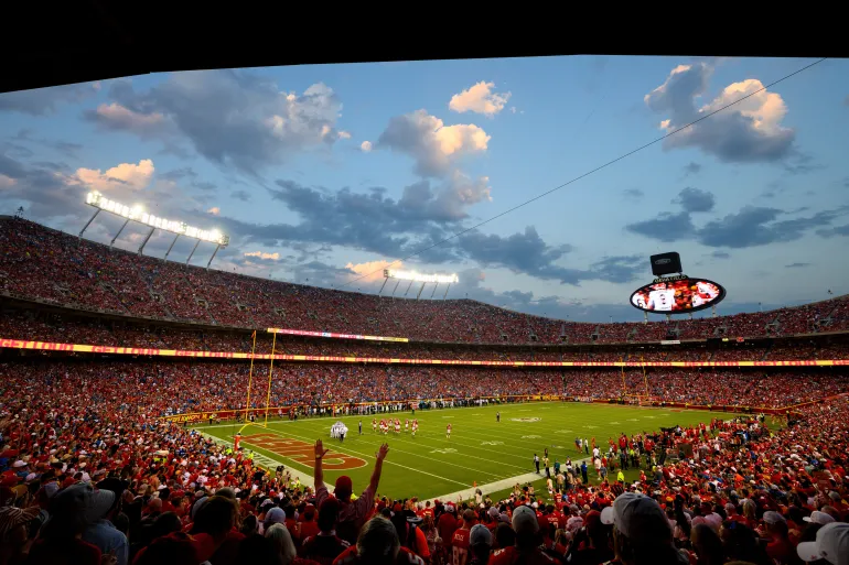FILE - Una vista generale dell'interno del GEHA Field all'Arrowhead Stadium durante la prima metà di una partita di football della NFL tra i Kansas City Chiefs e i Detroit Lions, giovedì 7 settembre 2023 a Kansas City, Missouri (AP Photo/Reed Hoffmann, file)