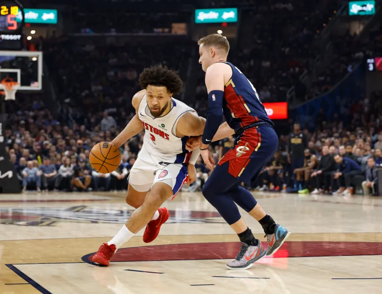 CLEVELAND, OH - 15 MAGGIO: Cade Cunningham n. 2 dei Detroit Pistons guida al canestro durante la partita contro i Cleveland Cavaliers durante il secondo round della sesta partita dei playoff NBA 2026 il 15 maggio 2026 alla Rocket Mortgage FieldHouse di Cleveland, Ohio. NOTA PER L'UTENTE: l'utente riconosce e accetta espressamente che, scaricando e/o utilizzando questa fotografia, accetta i termini e le condizioni del contratto di licenza Getty Images. Avviso di copyright obbligatorio: Copyright 2026 NBAE Lauren Leigh Bacho/NBAE tramite Getty Images/AFP (Foto di Lauren Leigh Bacho / NBAE / Getty Images / Getty Images tramite AFP)