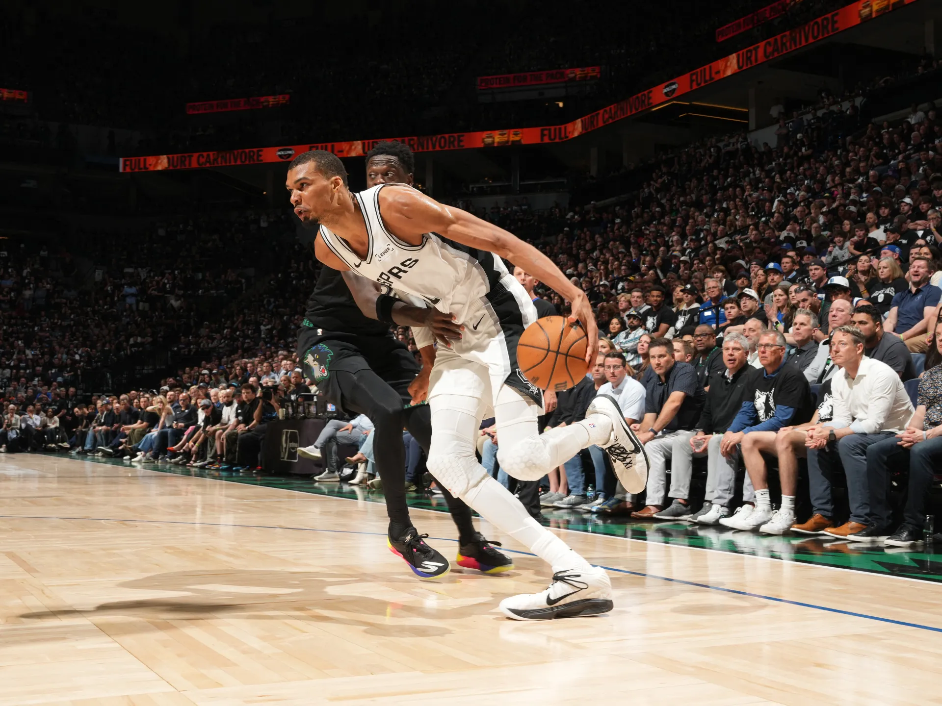 Gli Spurs di Wembanyama raggiungono le finali occidentali, i Pistons restano in vita nei playoff NBA