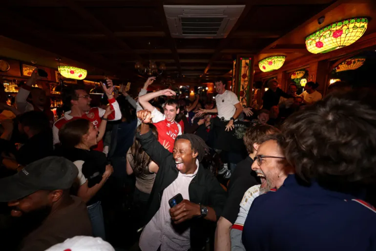 I tifosi dell'Arsenal festeggiano la conferma dell'Arsenal campione della Premier League dopo la sconfitta per 1-0 del Manchester City contro l'AFC Bournemouth, mentre si riuniscono al Drayton Park Arms di Londra