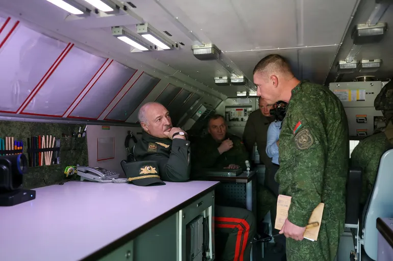 Il presidente bielorusso Alexander Lukashenko visita una brigata missilistica delle forze armate durante esercitazioni nucleari congiunte russo-bielorusse, nel distretto di Asipovichy, regione di Mogilev, Bielorussia, il 21 maggio 2026. Presidente della Repubblica di Bielorussia/Handout tramite REUTERS ATTENZIONE REDATTORI - QUESTA IMMAGINE È STATA FORNITA DA TERZE PARTI. CREDITO OBBLIGATORIO.