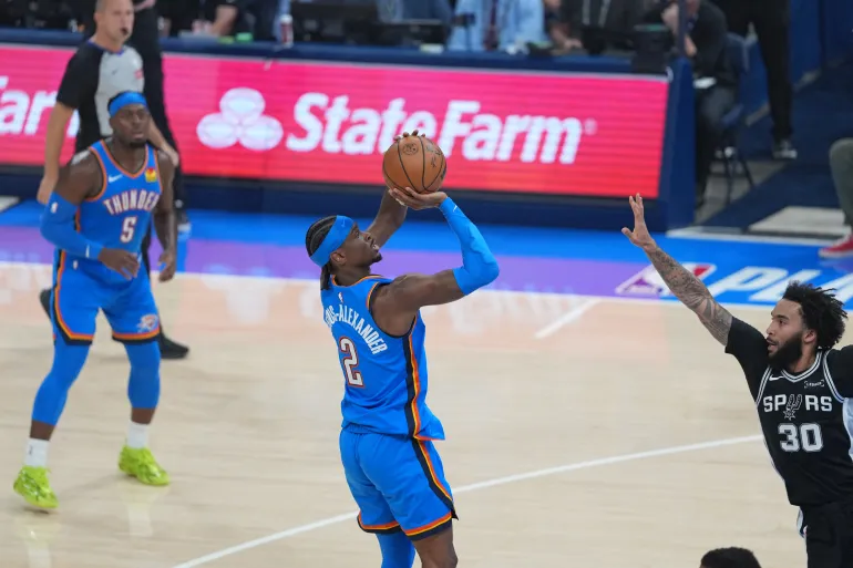 OKLAHOMA CITY, OK - 18 MAGGIO: Shai Gilgeous-Alexander n. 2 degli Oklahoma City Thunder spara la palla durante la partita contro i San Antonio Spurs durante le finali della Western Conference dei playoff NBA 2026 il 18 maggio 2026 al Paycom Center di Oklahoma City, Oklahoma. NOTA PER L'UTENTE: l'Utente riconosce e accetta espressamente che, scaricando e/o utilizzando questa fotografia, acconsente ai termini e alle condizioni del Contratto di licenza Getty Images. Avviso di copyright obbligatorio: Copyright 2026 NBAE Morgan Givens/NBAE tramite Getty Images/AFP (Foto di Morgan Givens / NBAE / Getty Images / Getty Images tramite AFP)