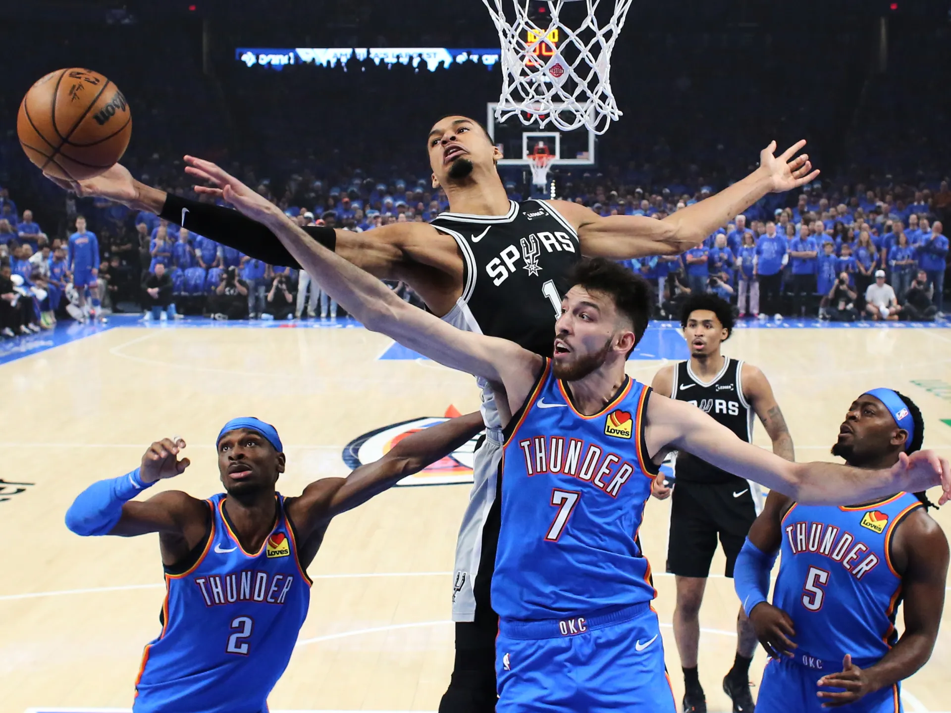 Wembanyama segna 41 punti mentre gli Spurs sconvolgono i Thunder nel thriller di Gara 1