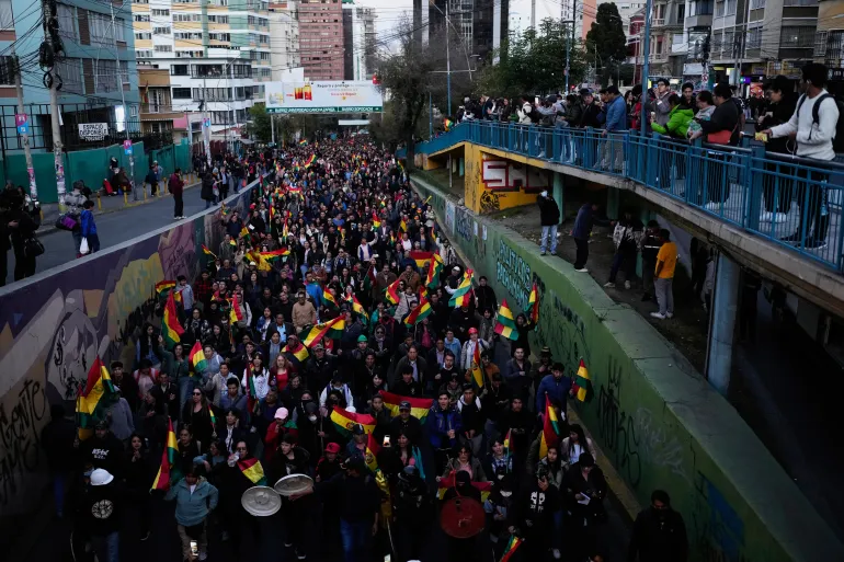 La gente marcia contro i manifestanti che bloccano l'accesso alla città, a La Paz, Bolivia, mercoledì 20 maggio 2026