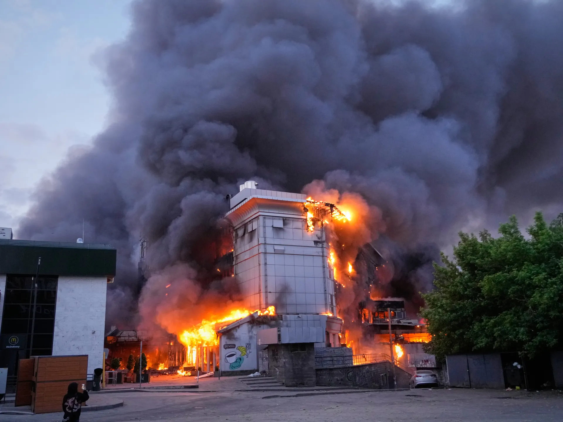 Gli attacchi russi a Kiev, in Ucraina, uccidono almeno quattro persone