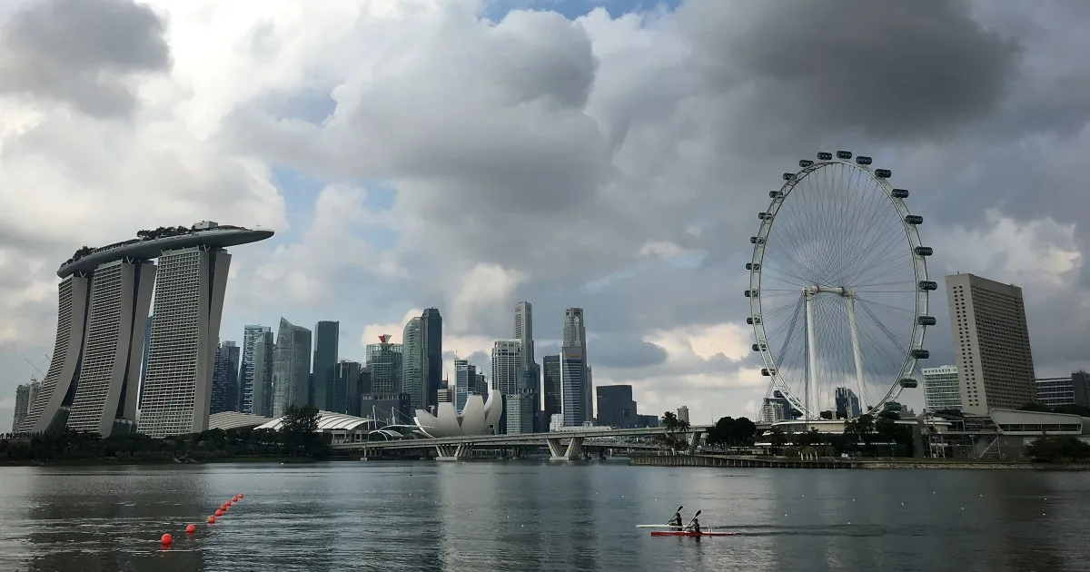 L'economia di Singapore supera le aspettative mentre il governo avverte delle conseguenze della guerra con l'Iran