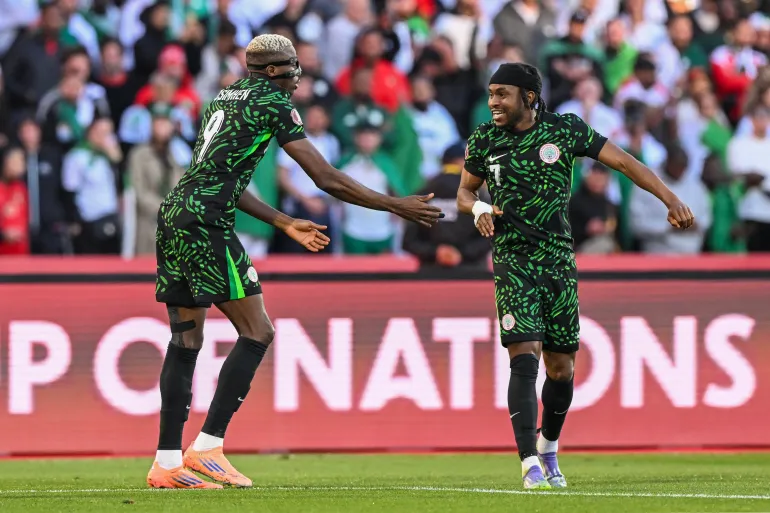 L'attaccante della Nigeria n. 09 Victor Osimhen celebra il suo gol con l'attaccante della Nigeria n. 07 Ademola Lookman durante la partita di calcio dei quarti di finale della Coppa d'Africa (CAN) tra Algeria e Nigeria al Grand Stadium di Marrakesh il 10 gennaio 2026.