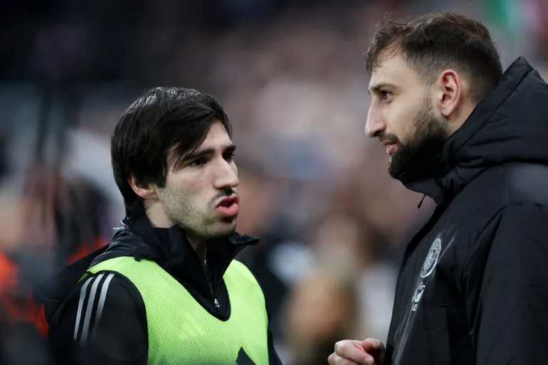 Calcio Calcio - Carabao Cup - Semifinale - prima tappa - Newcastle United v Manchester City - St James' Park, Newcastle, Gran Bretagna - 13 gennaio 2026 Sandro Tonali di Newcastle United e Gianluigi Donnarumma di Manchester City prima della partita REUTERS/Scott Heppell SOLO PER USO EDITORIALE. NESSUN UTILIZZO CON AUDIO, VIDEO, DATI, ELENCHI DEGLI APPARECCHI, LOGHI DI CLUB/LEGA O SERVIZI 'LIVE' NON AUTORIZZATI. UTILIZZO ONLINE IN PARTITA LIMITATO A 120 IMMAGINI, NESSUNA EMULAZIONE VIDEO. NESSUN UTILIZZO NELLE SCOMMESSE, GIOCHI O PUBBLICAZIONI DI SINGOLI CLUB/LEGA/GIOCATORE. PER ULTERIORI DETTAGLI, CONTATTARE IL VOSTRO RAPPRESENTANTE ACCOUNT.